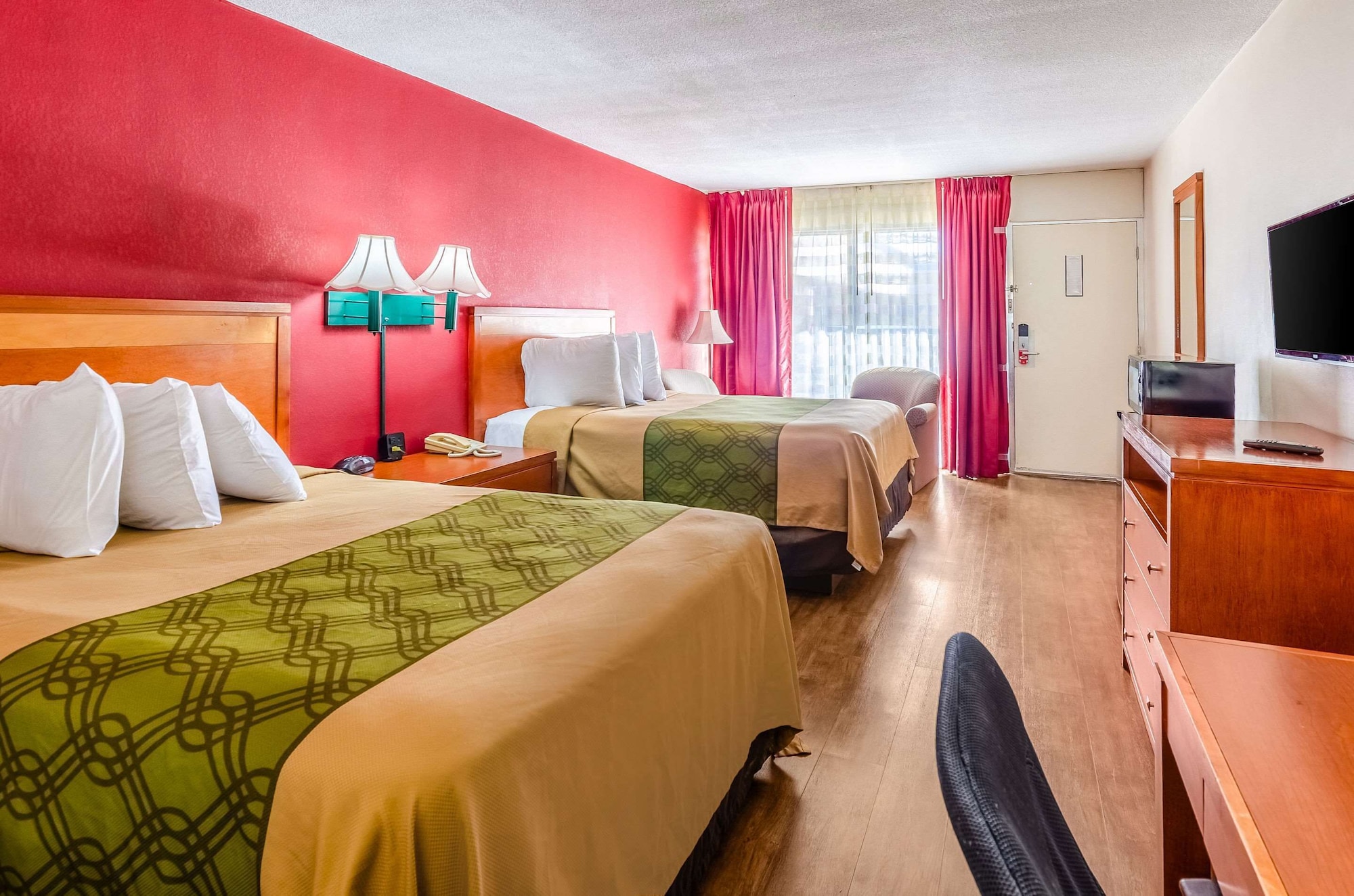 غرفة قياسية بسريرين مزدوجين، Econo Lodge Martinsville 2/4