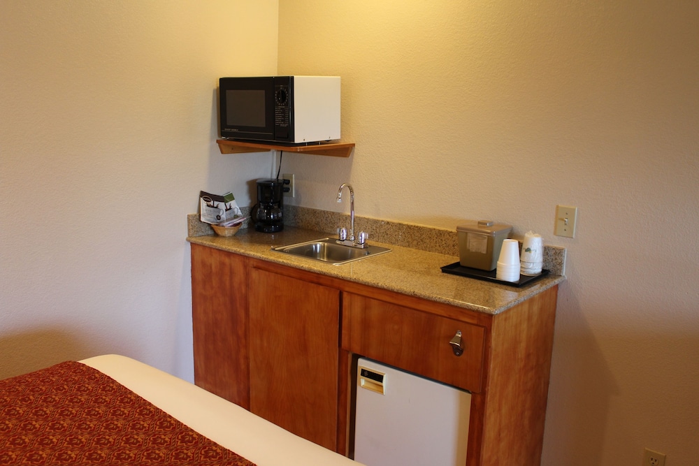 Upper Lake Inn & Suites 23/28