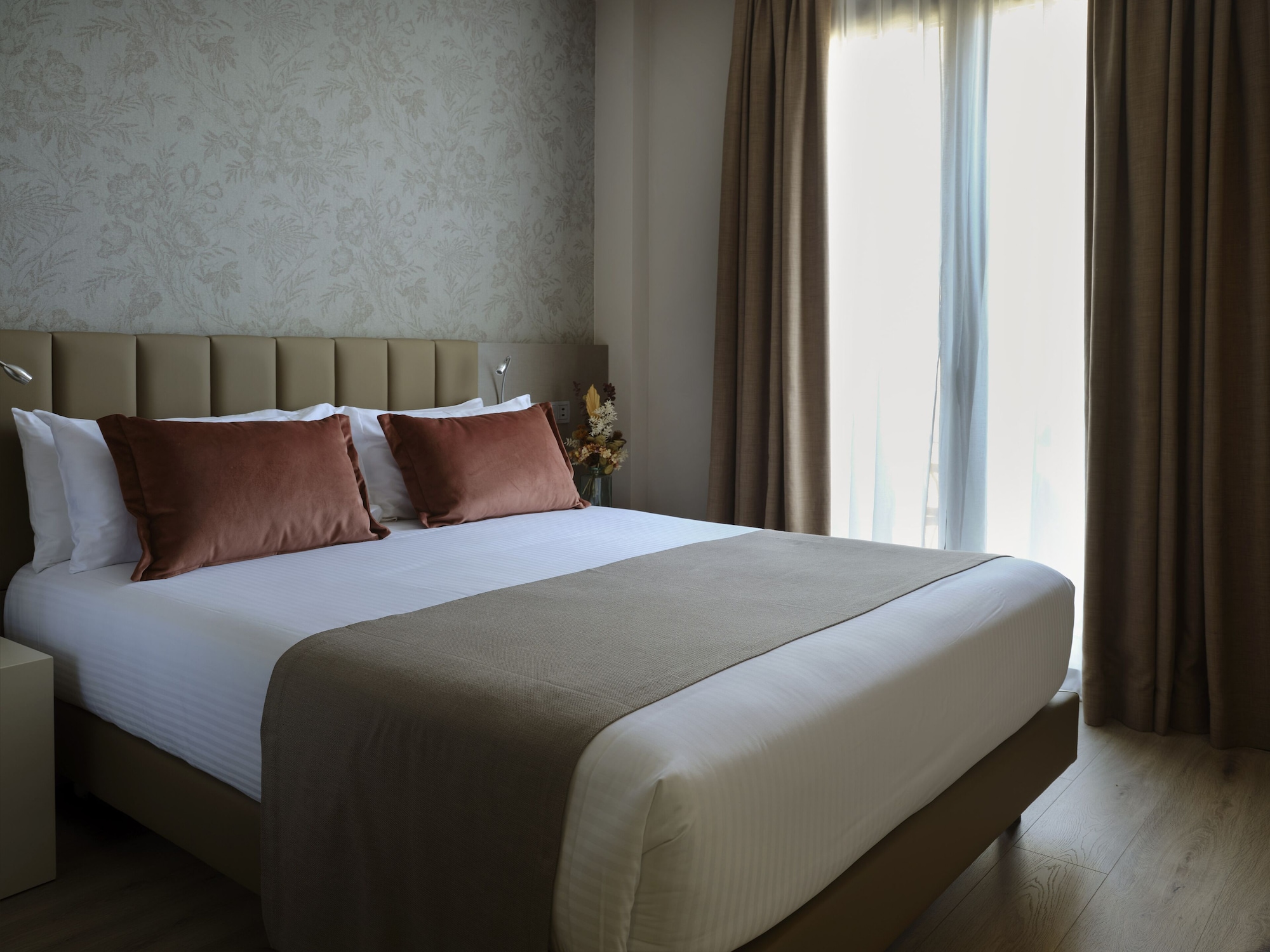 ROOM, SINGLE