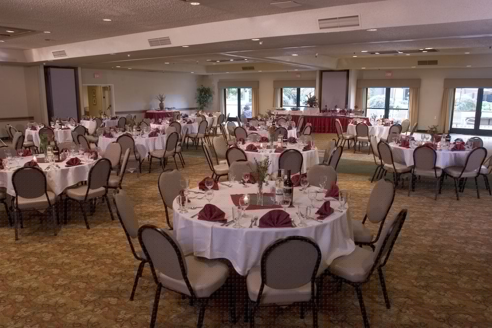 Monarch Hotel And Conference Center 44/59