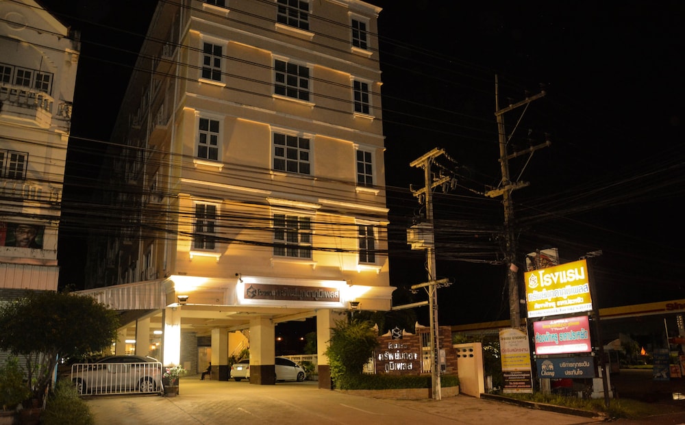 Submukdaphoomplace Hotel 8/50