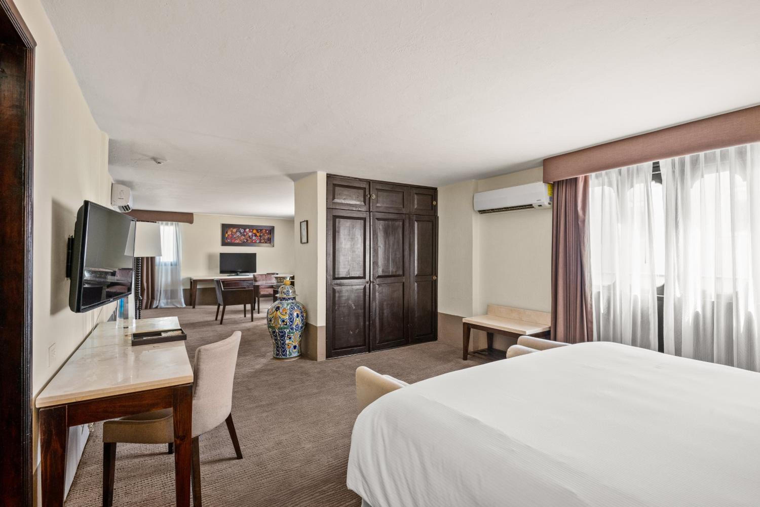 Governor, Suite