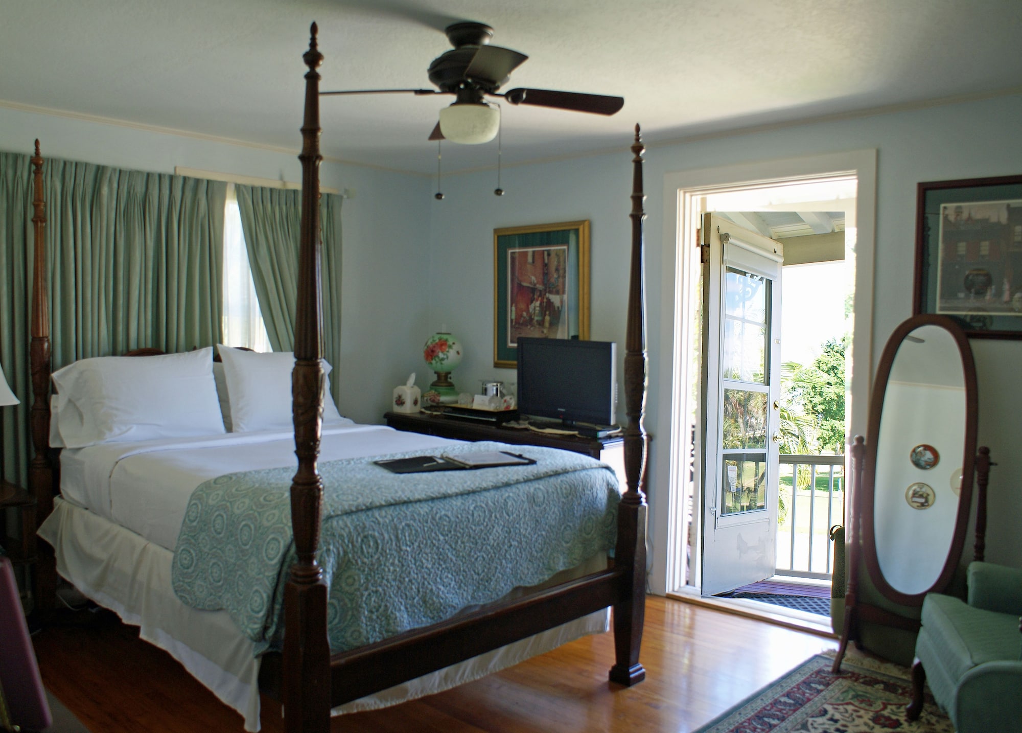 Rockwell, Queen Bed