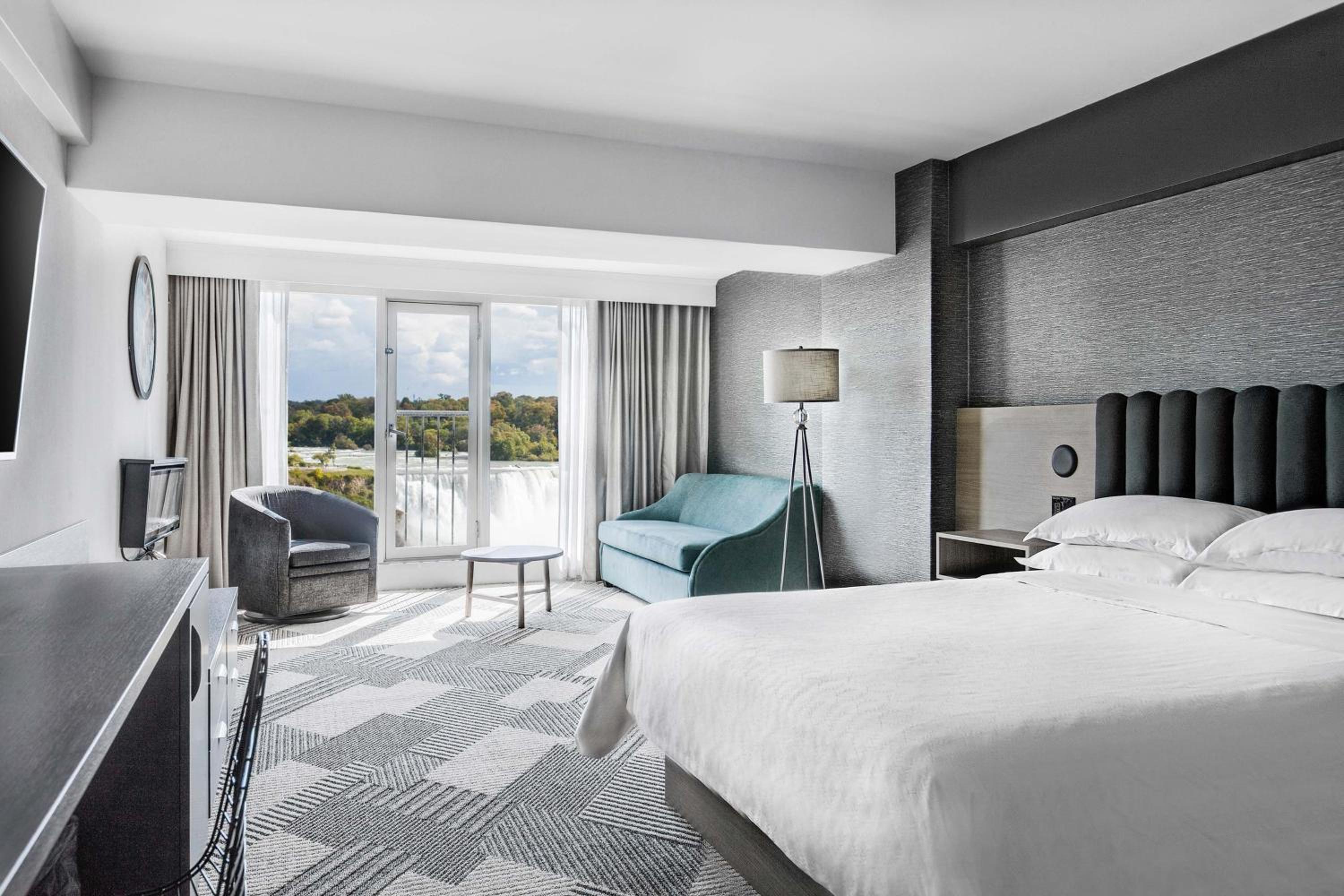 Guest Room, King Bed, Falls View, Hot Tub