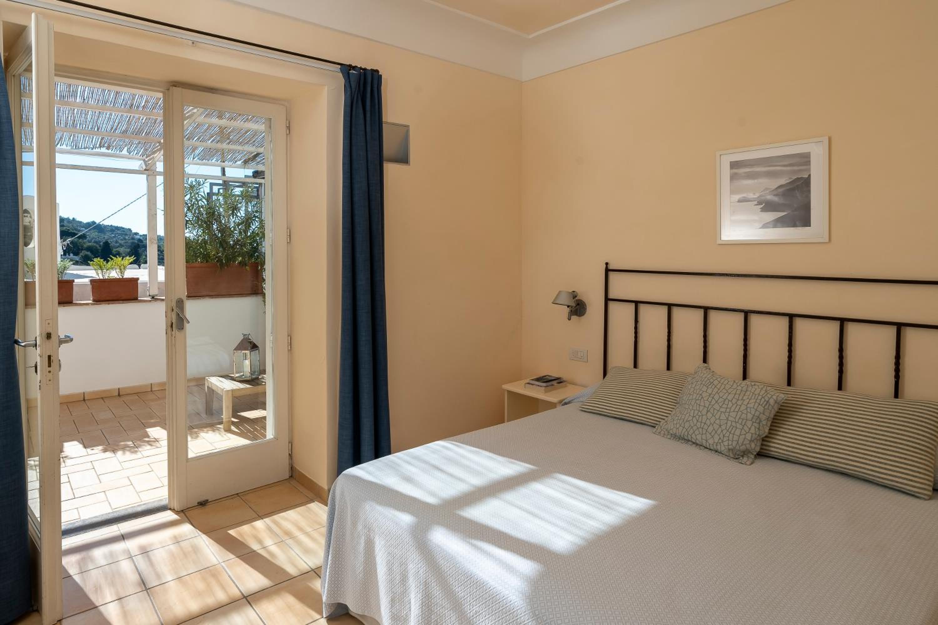 Room, Quadruple