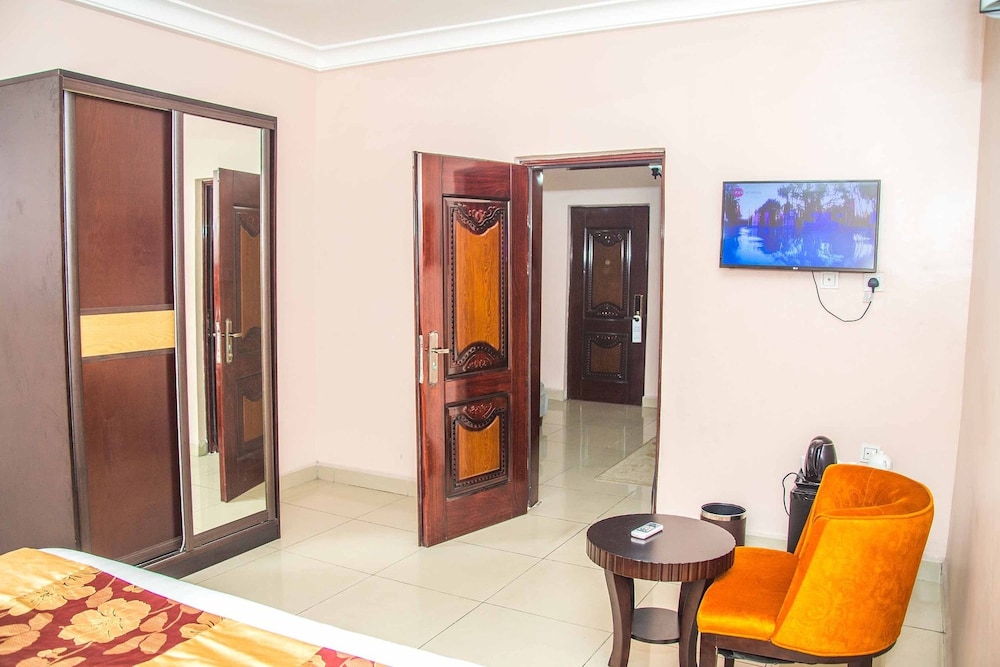Royal Crest Hotel & Suites 24/50