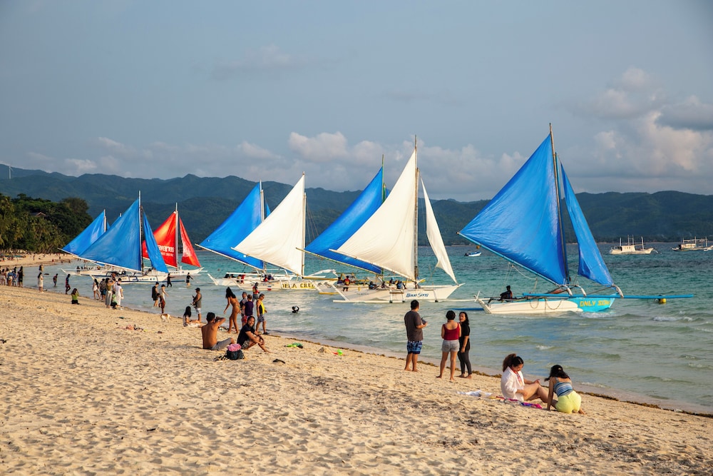 Crown Regency Beach Resort Boracay 72/75