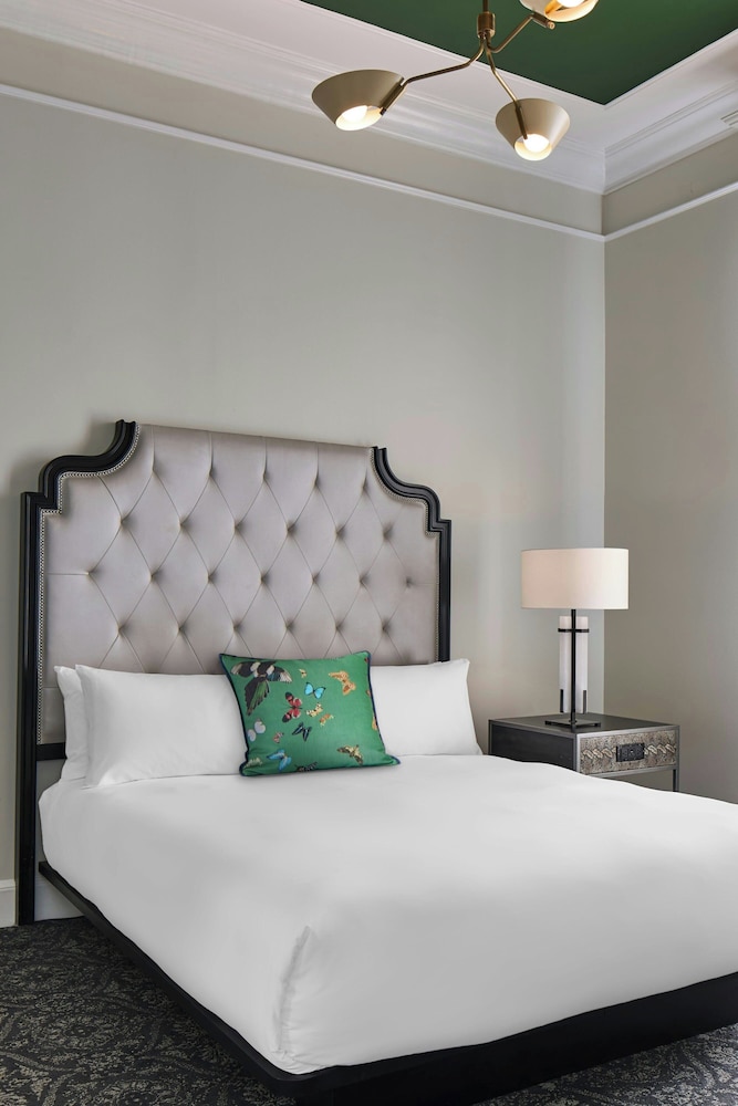 PETITE, KING BED