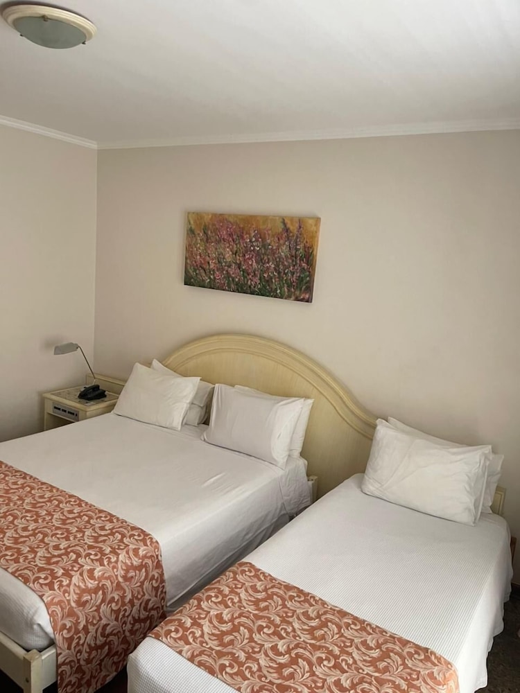 Colonial Plaza Hotel 22/68