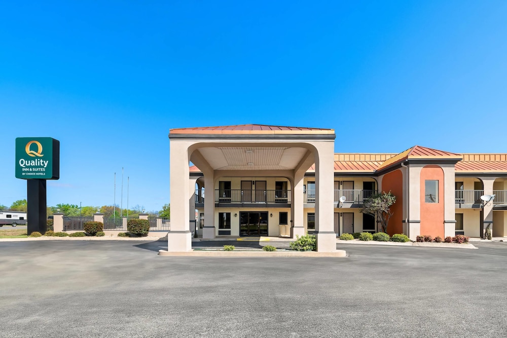 Quality Inn & Suites Dumas, AR 2/33