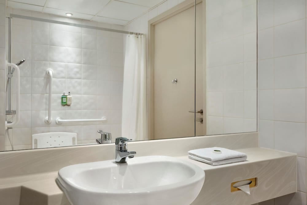 Ramada Hotel & Suites by Wyndham Coventry 10/38