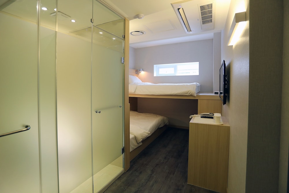 Hotel 8 Hours 21/22