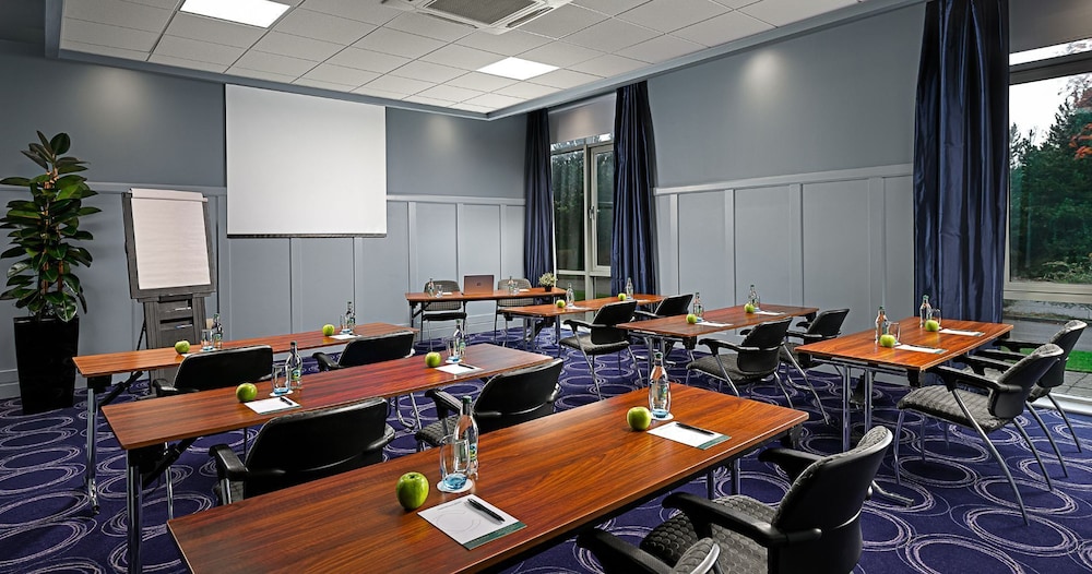 Carlton Hotel Blanchardstown 41/49