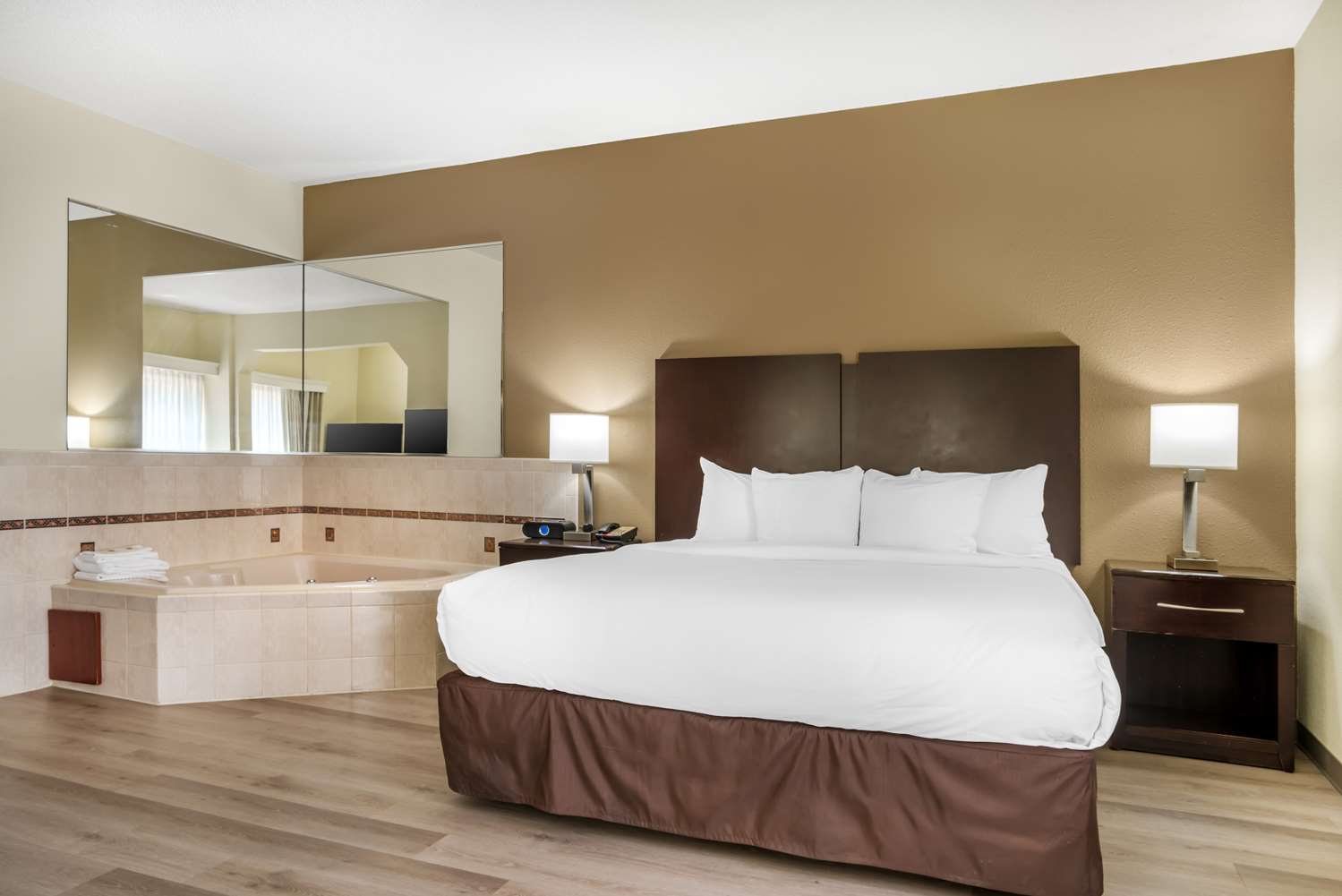 Comfort Inn & Suites Cornelius Lake Norman NC 25/47