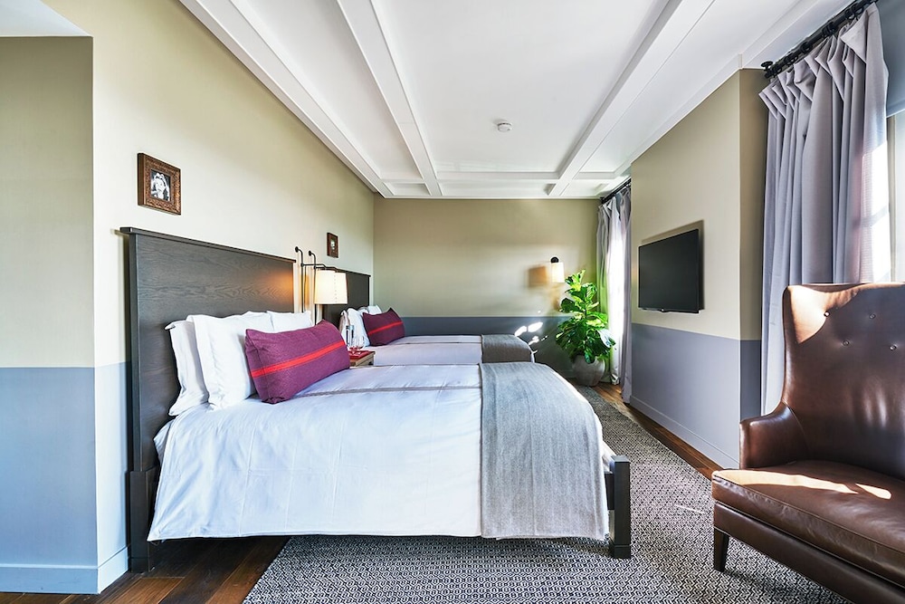 DELUXE, 2 DOUBLE BEDS, ACCESSIBLE