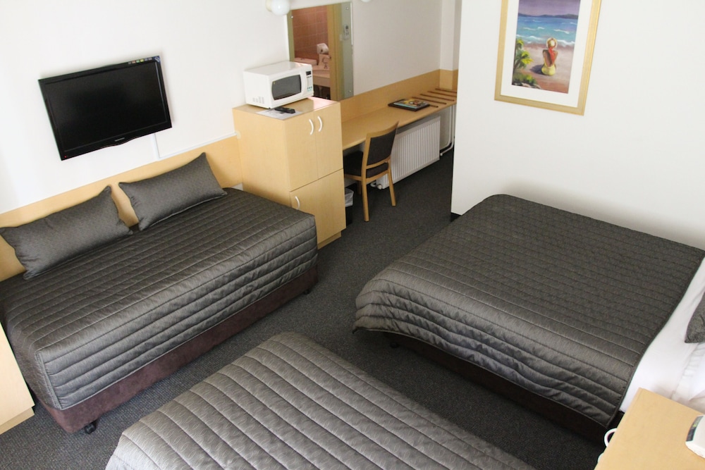 Mid City Motor Inn 17/30