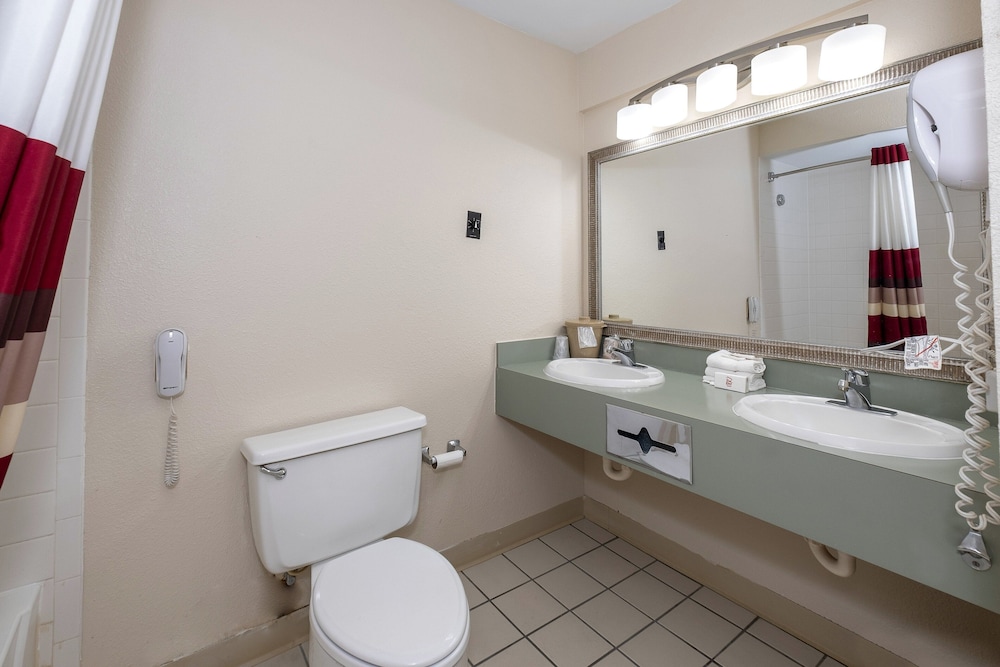 Red Roof Inn Suites Hazleton 15/39