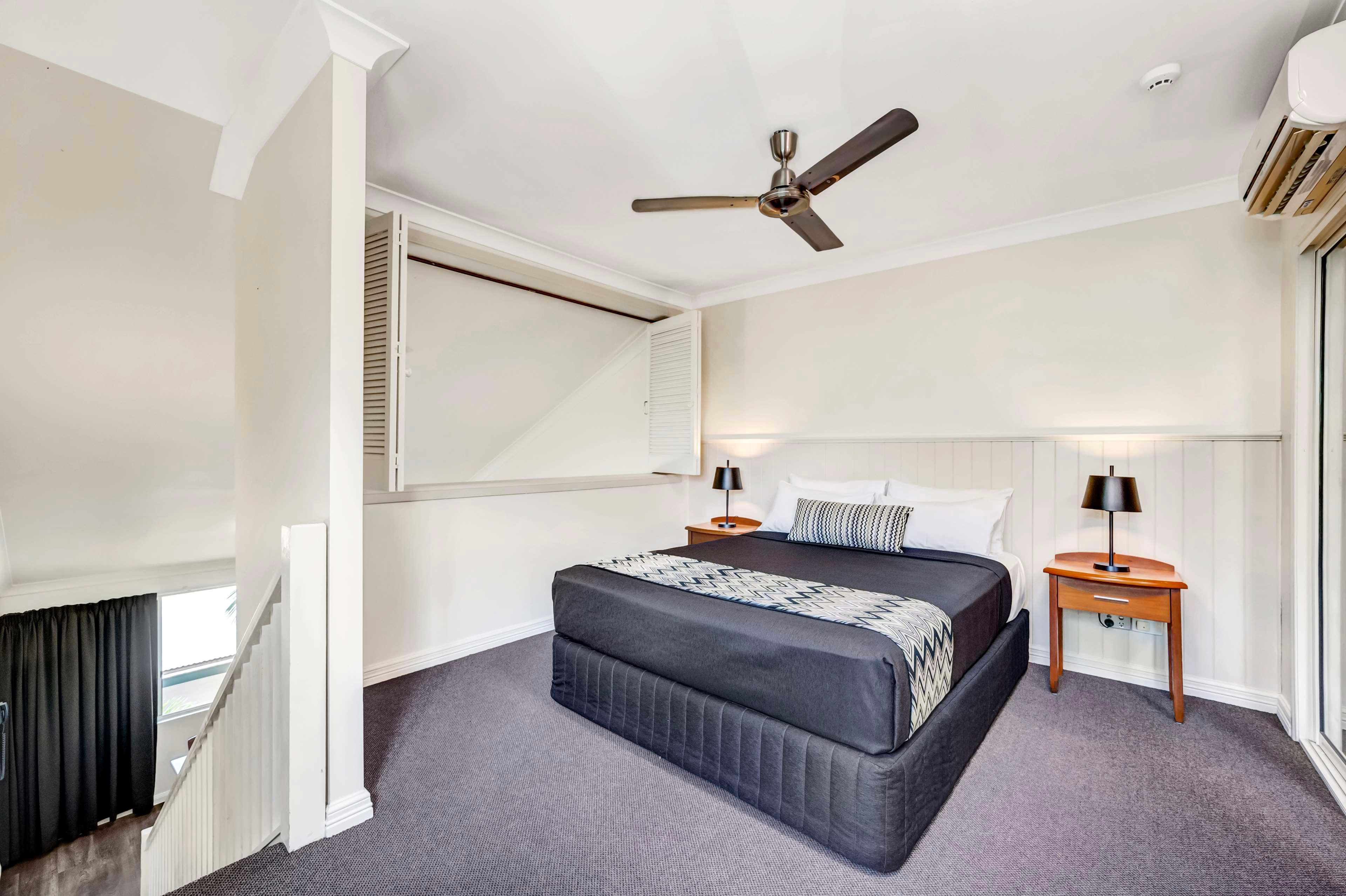 1 Bedroom, Apartment, Queen Bed, Two Story, Dining Area, Kitchen, Bathtub