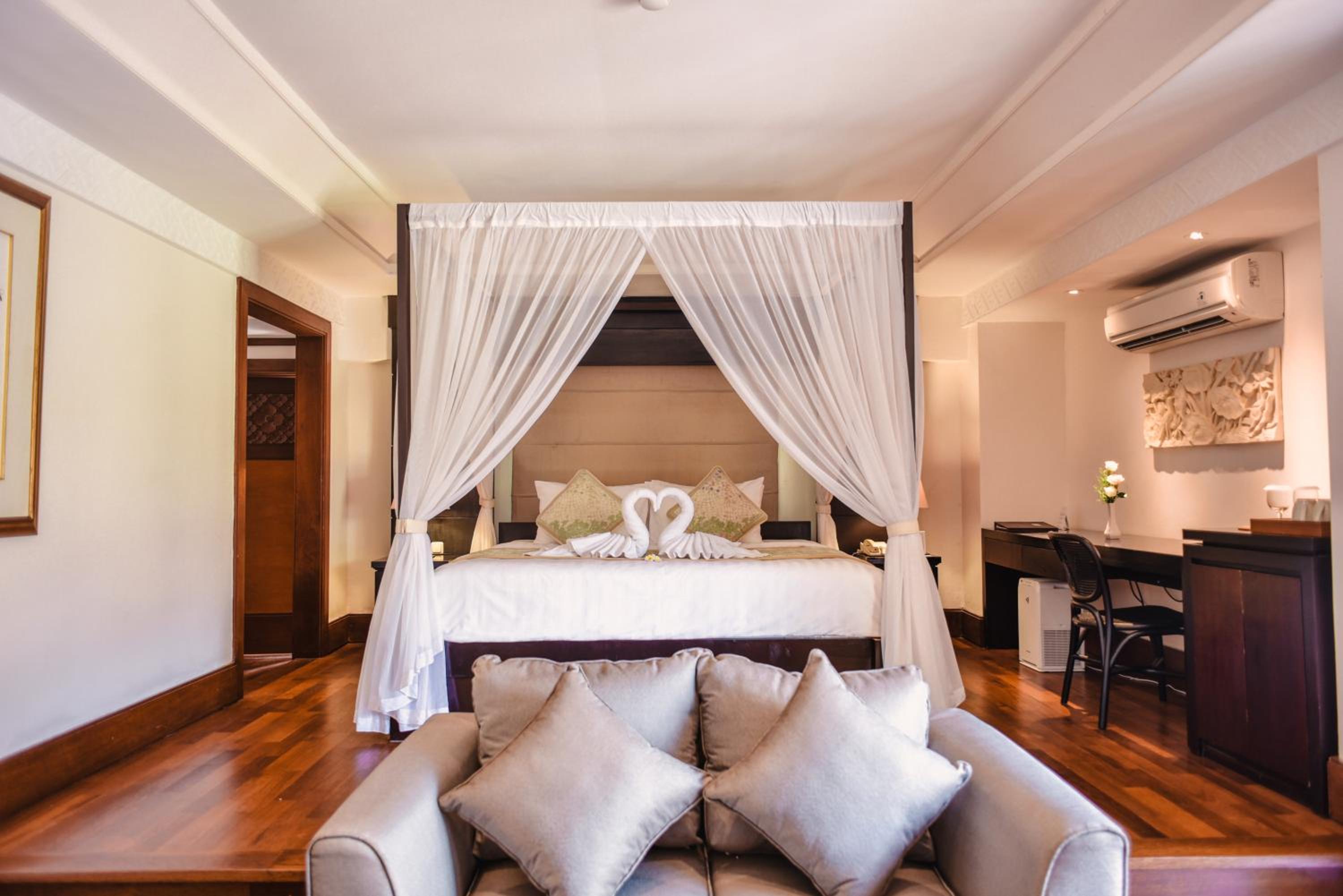غرفة متصلة ديلوكس بسرير مزدوج وسريرين منفصلين بإطلالة على الحديقة، The Patra Bali Resort and Villas 4/5