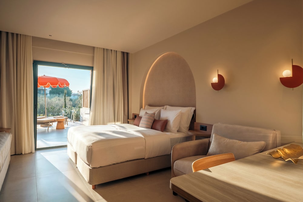 Pool, Azure, Queen Bed, Sofa