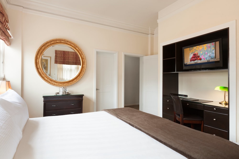 1 BEDROOM, SUITE, KITCHEN