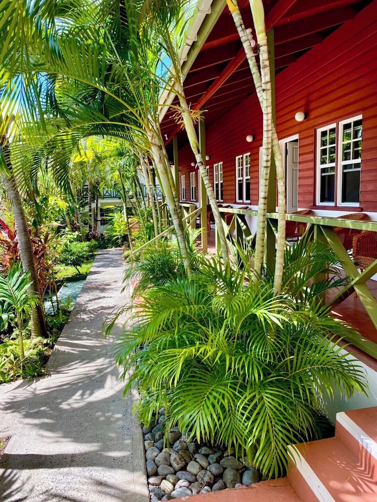 Beachcombers Hotel 73/77