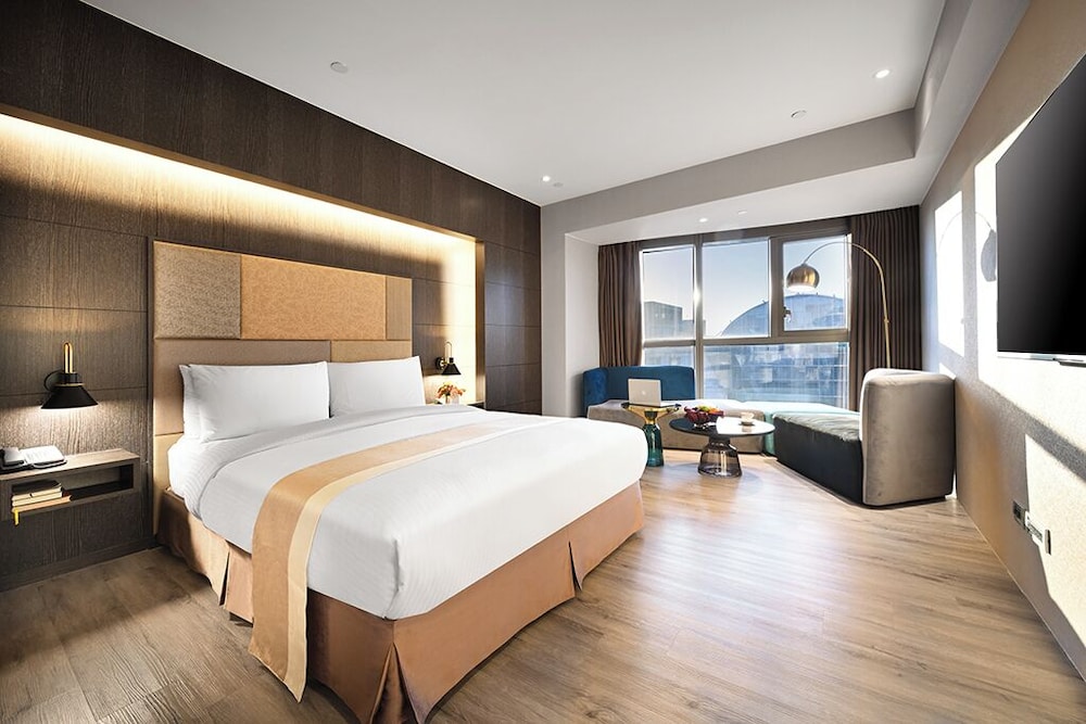 DELUXE, QUEEN BED