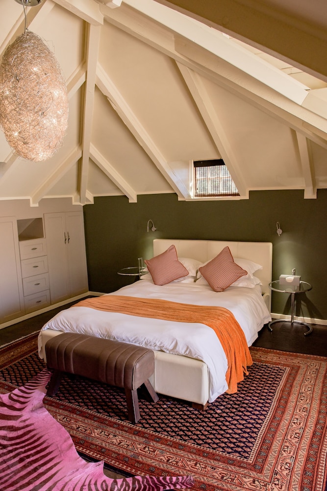 1 BEDROOM, COMFORT, QUEEN BED