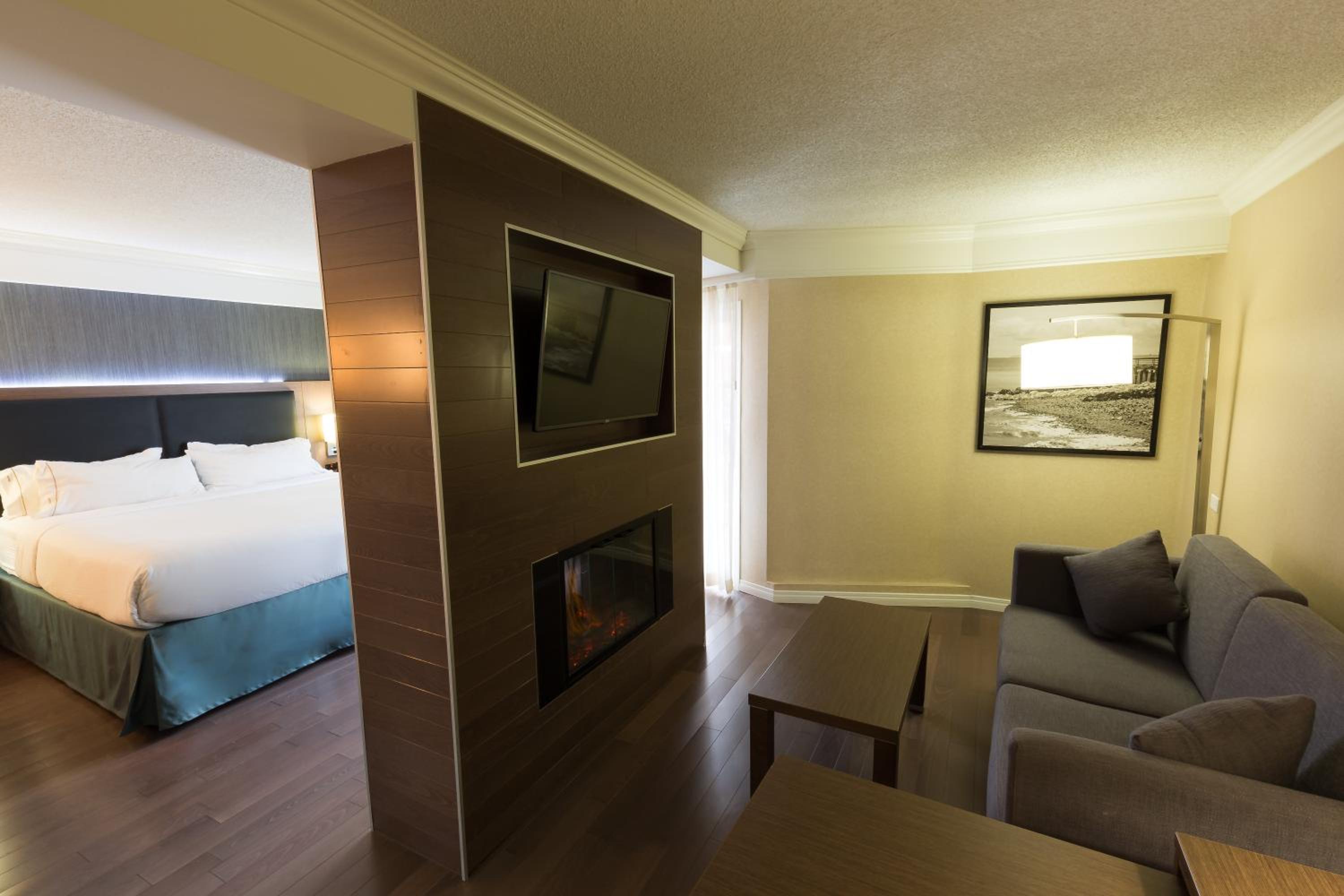 Suite, King Bed, Sofa 2/4
