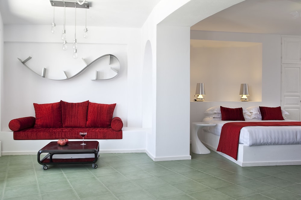AVANT GARDE SUITES 24/82