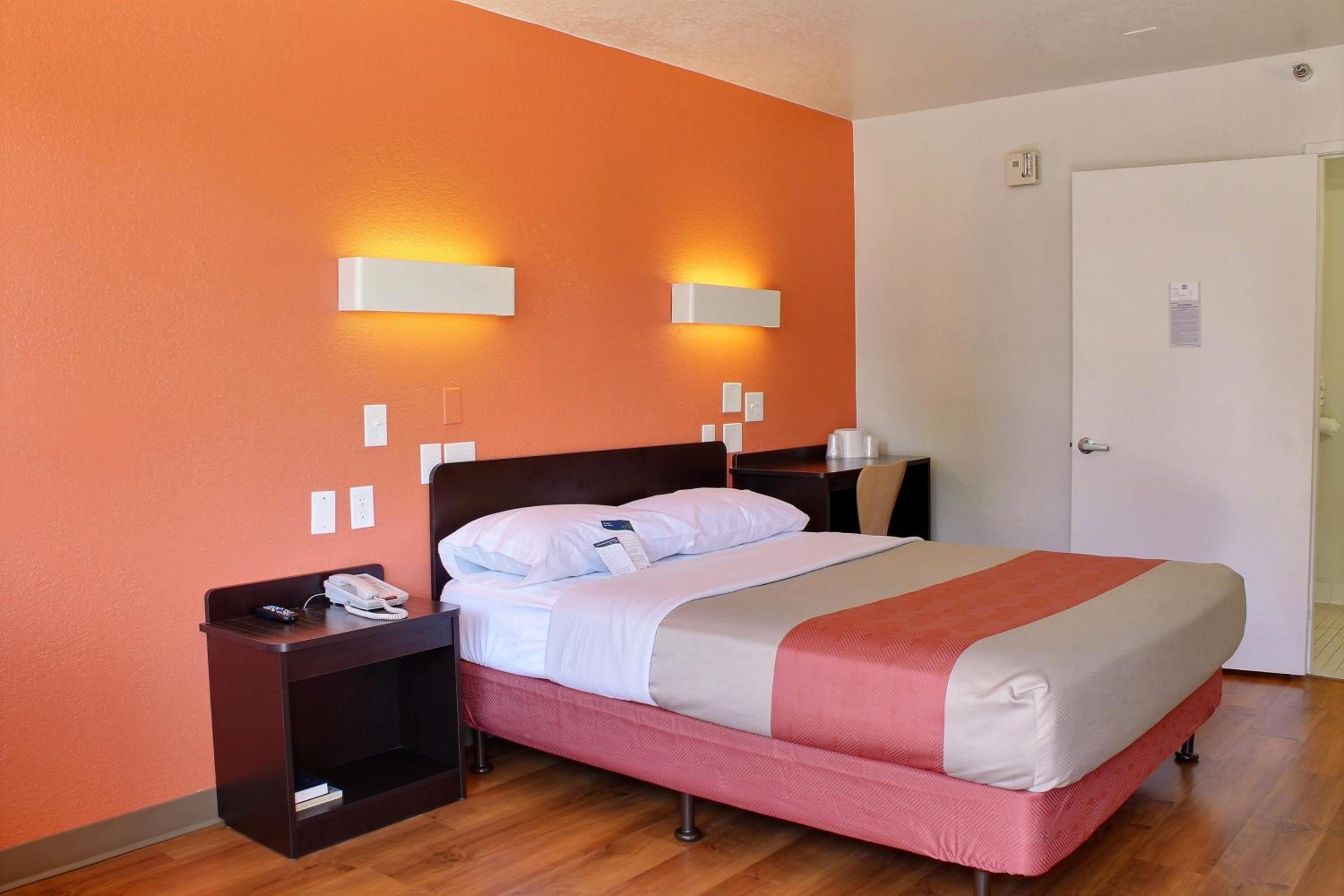 Room, Queen Bed, Accessible, Motel6 San Luis Obispo, CA - South 6/10