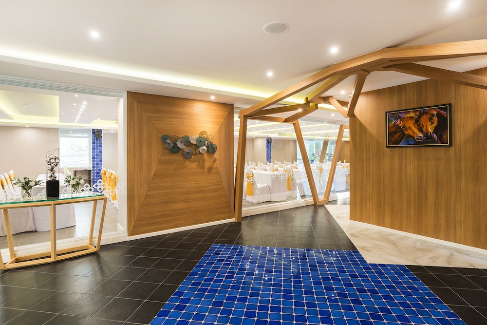Zircon Hotel 32/53