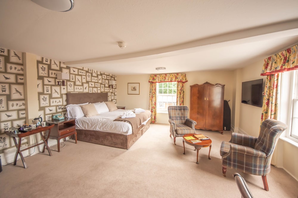 Norfolk Arms Hotel 43/55
