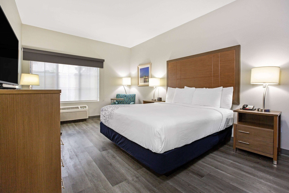 La Quinta Inn & Suites By Wyndham NE Long Beach/Cypress 27/51