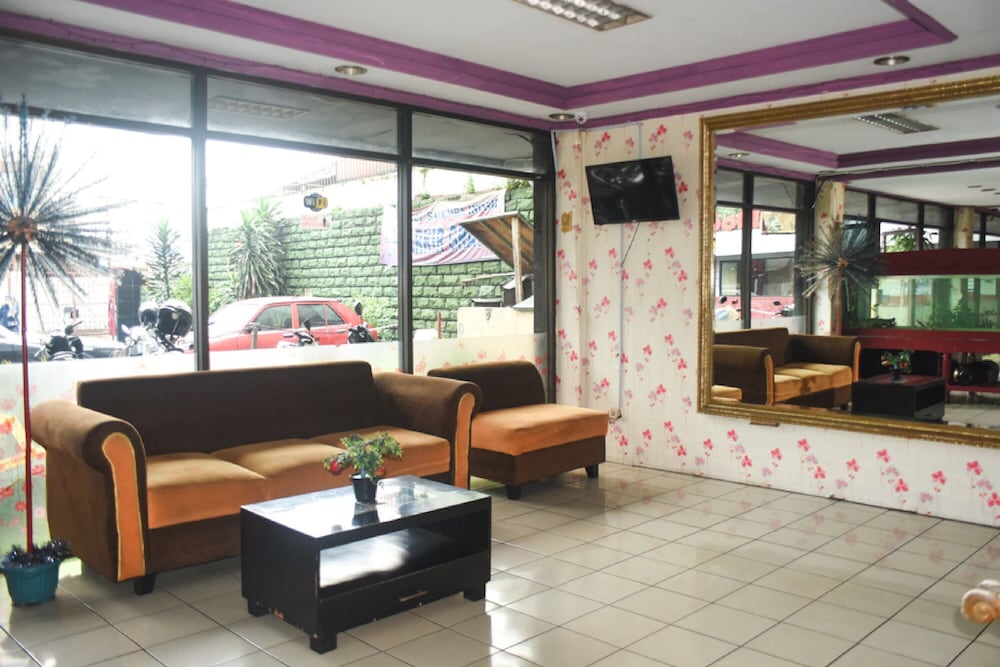 RedDoorz Plus near RSCM Jakarta 22/29
