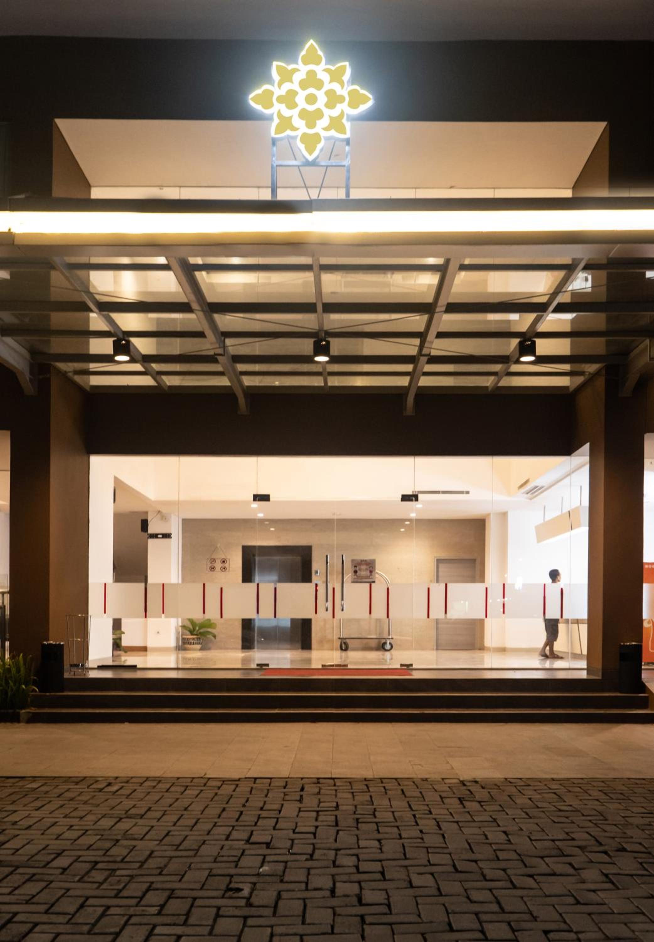 Lynn Hotel Serang 12/43
