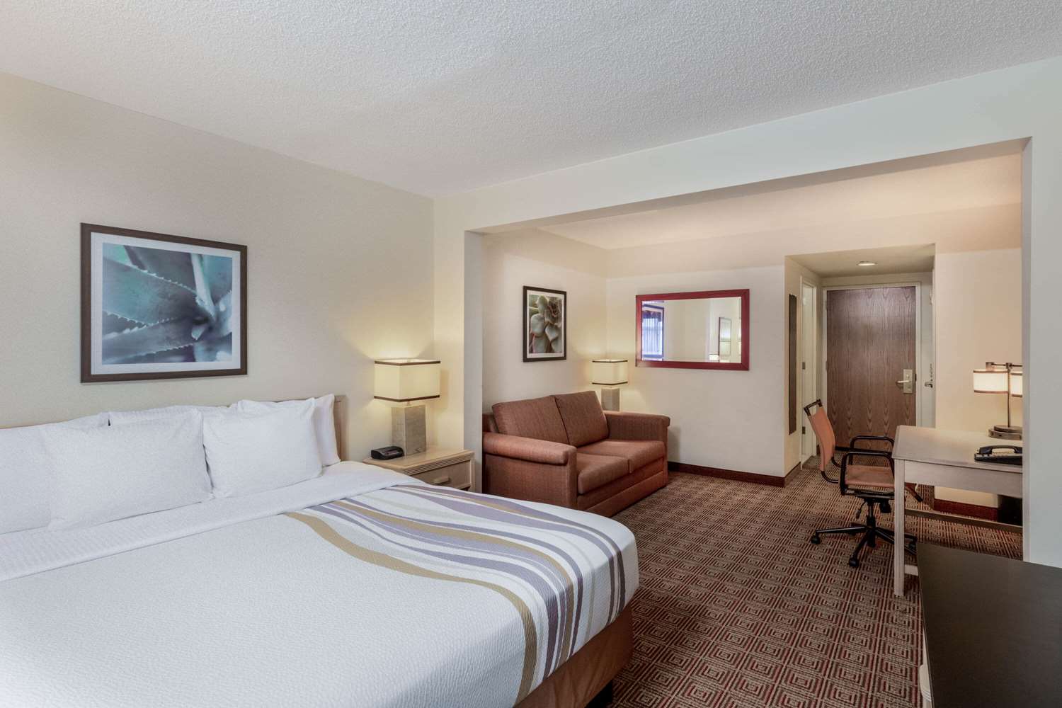 La Quinta Inn & Suites by Wyndham Garden City 7/42