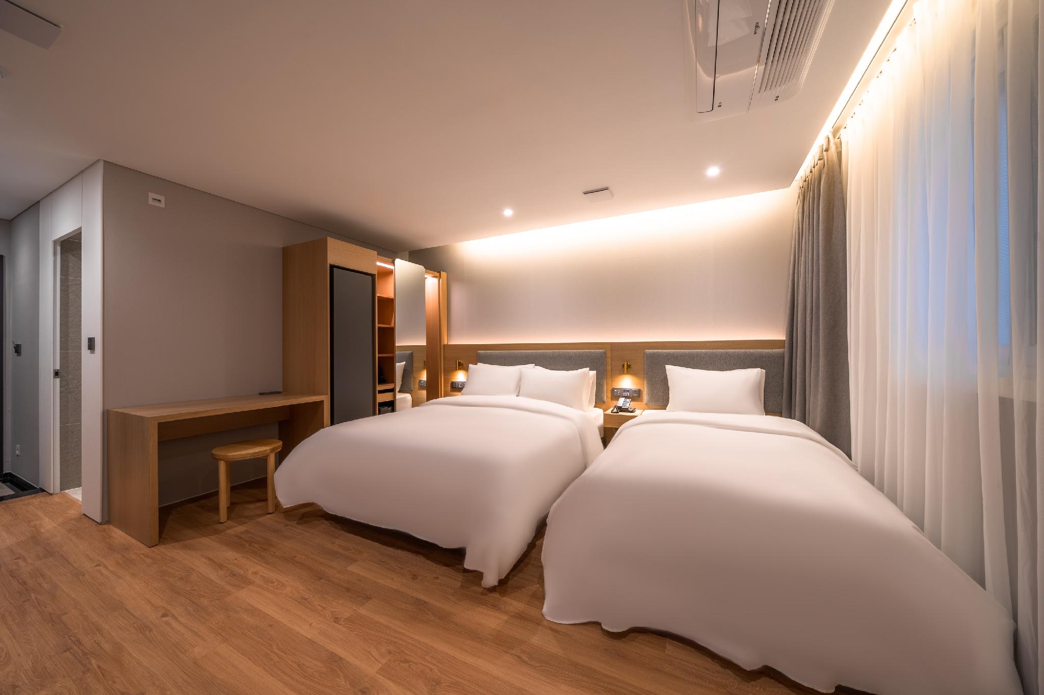 Deluxe, Twin Beds, 1 Double and 1 Single Bed
