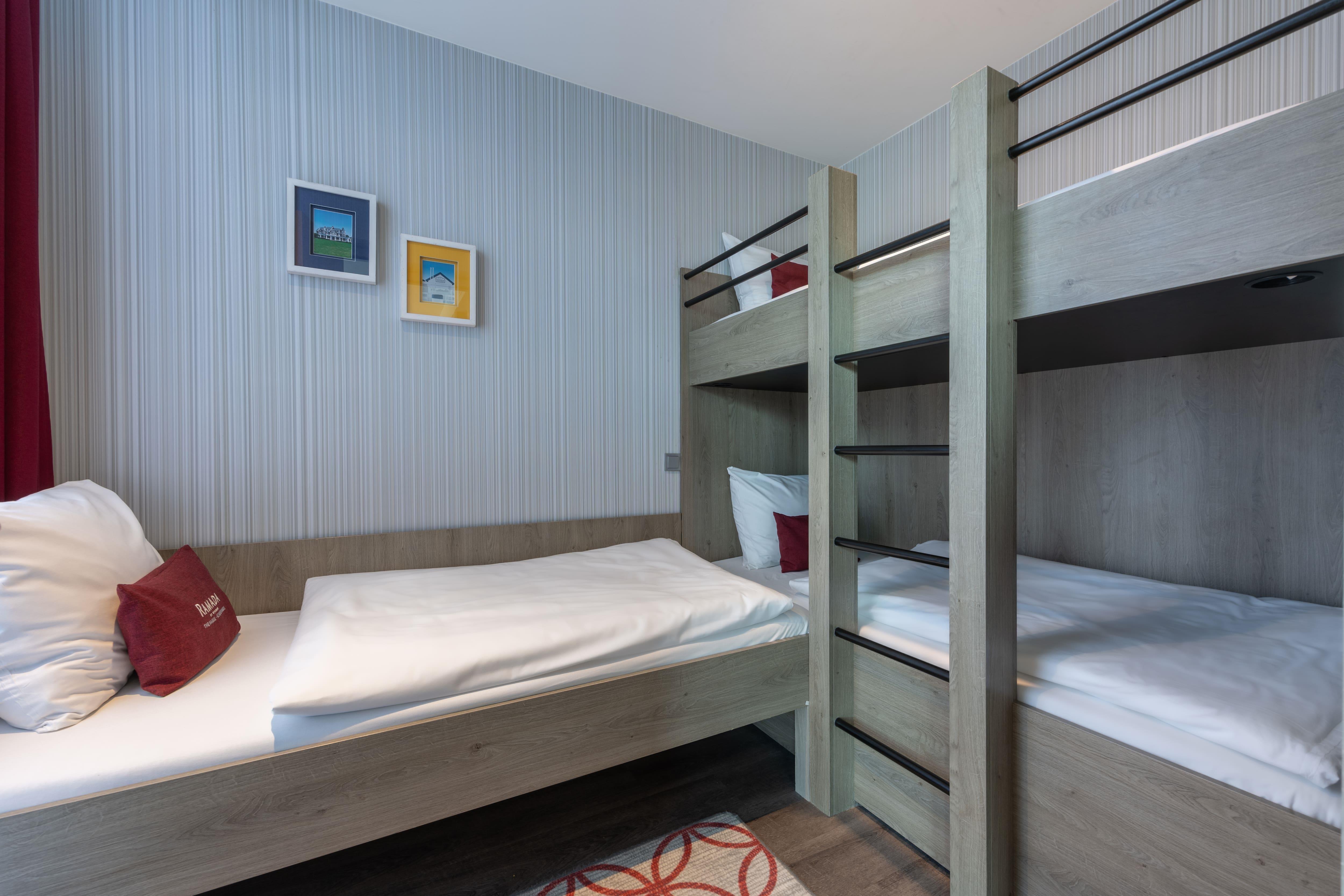 غرفة عائلية كبيرة بسرير كينج وسرير فردي وسرير بطابقين، Ramada by Wyndham The Hague Scheveningen 3/7