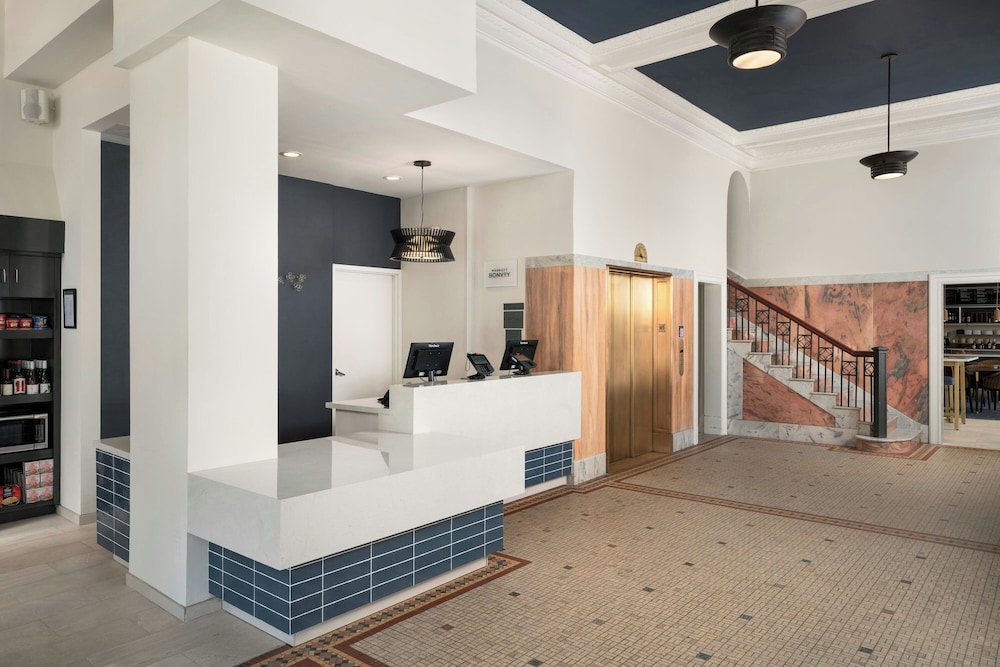 Courtyard by Marriott St. Petersburg Downtown 10/64