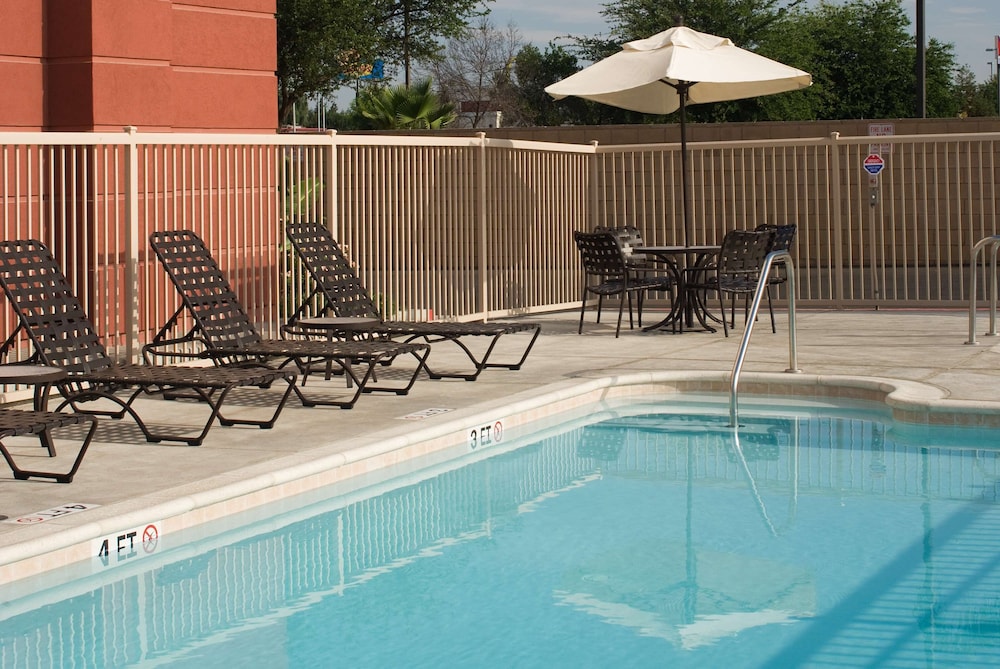 Hampton Inn And Suites Tulare 30/60