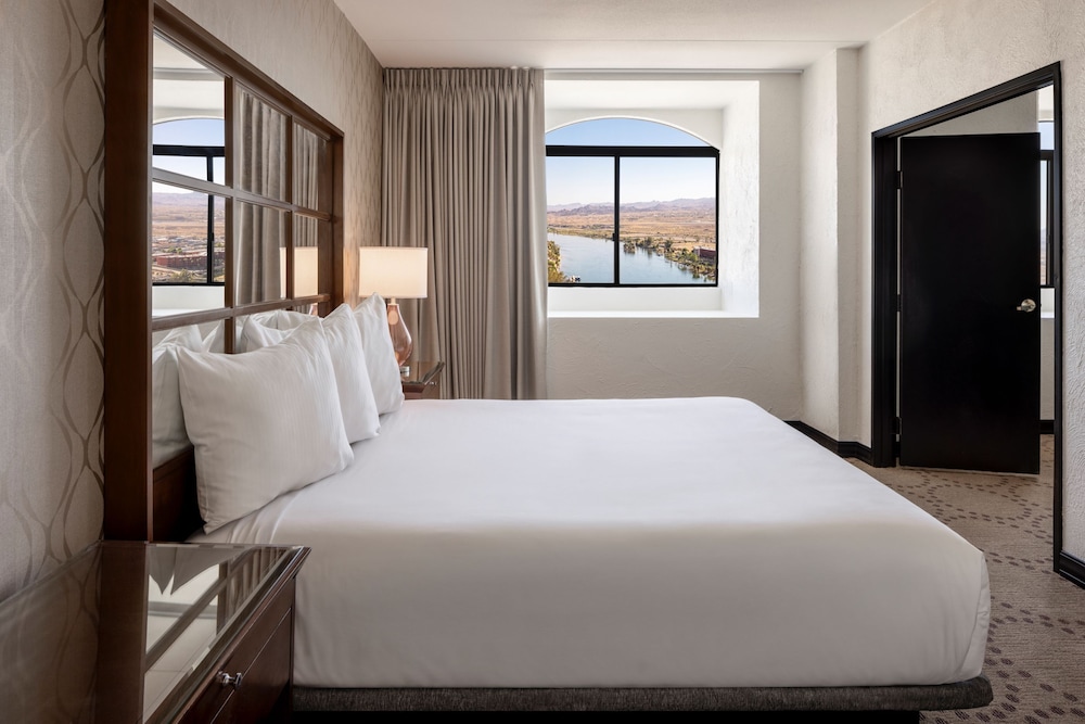 Renovated, Suite, King Bed, with View, North Tower, Smoking