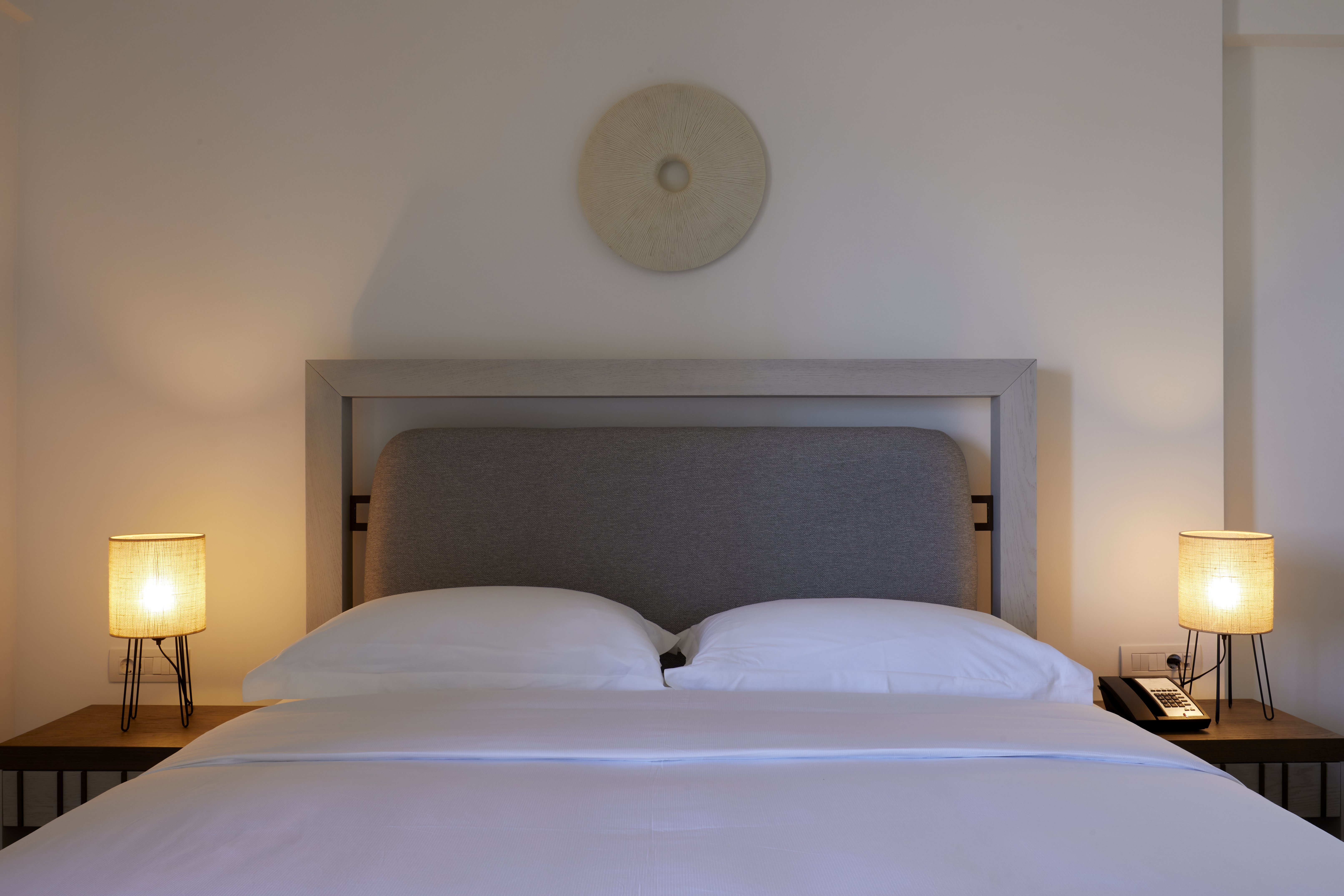 جناح جونيور بسرير كينج بجاكوزي، Sea Breeze Santorini Beach Resort, Curio by Hilton 5/6