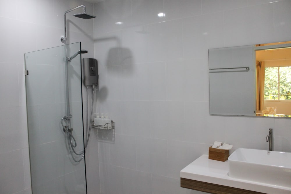 Isara Khao Lak 50/50