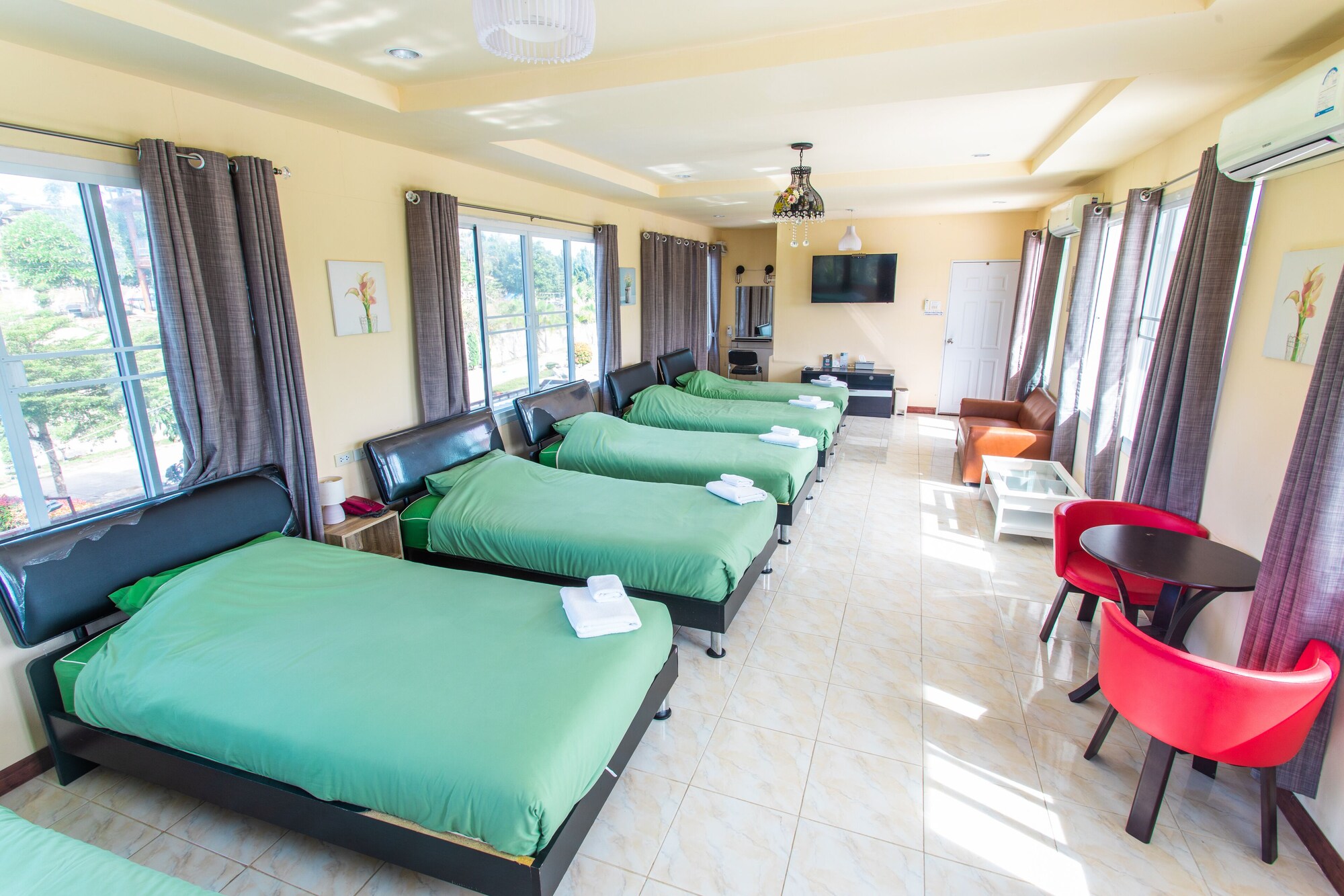 Family, 6 Beds, Pool Side