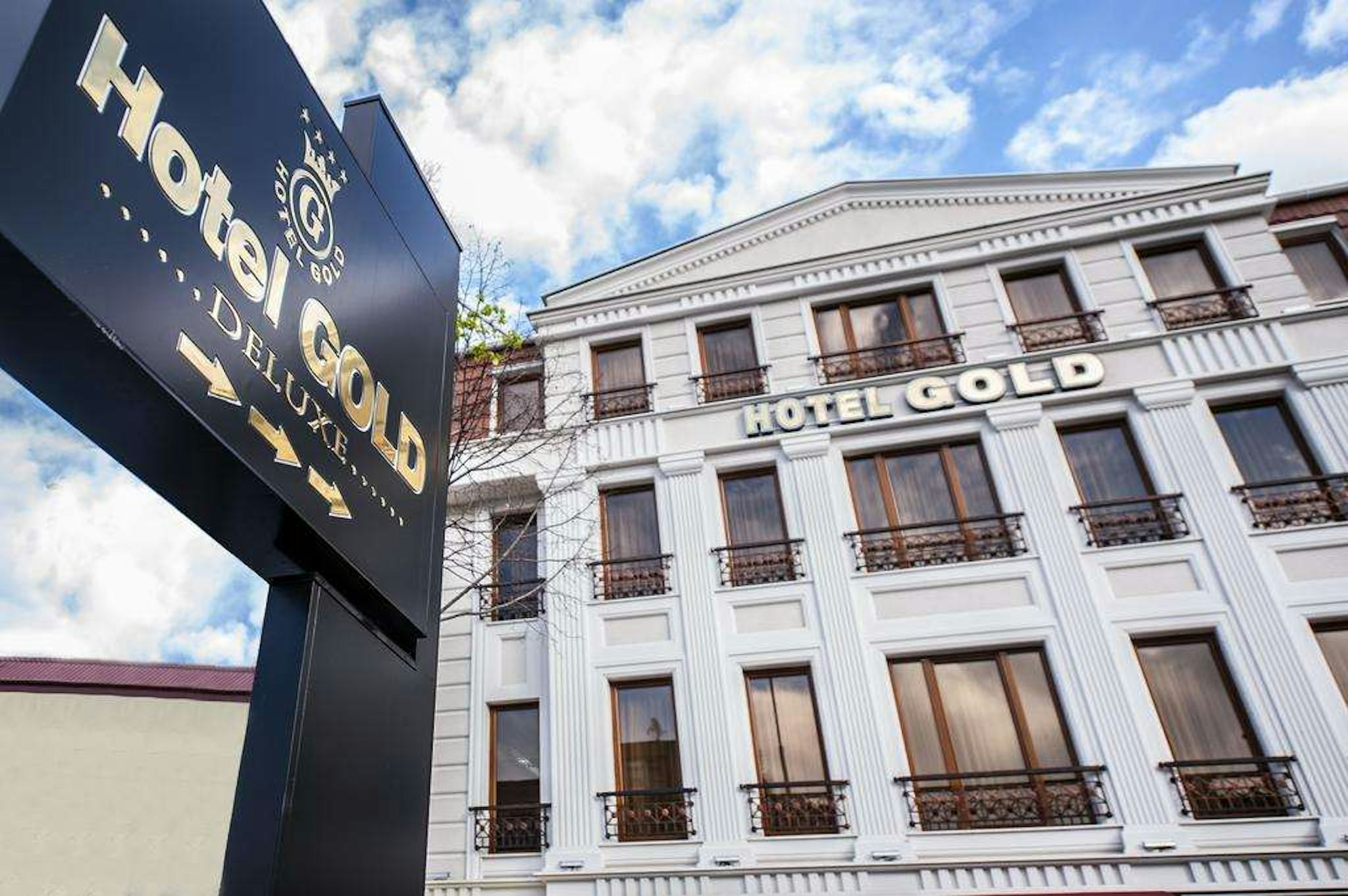 Gold Hotel 2/67