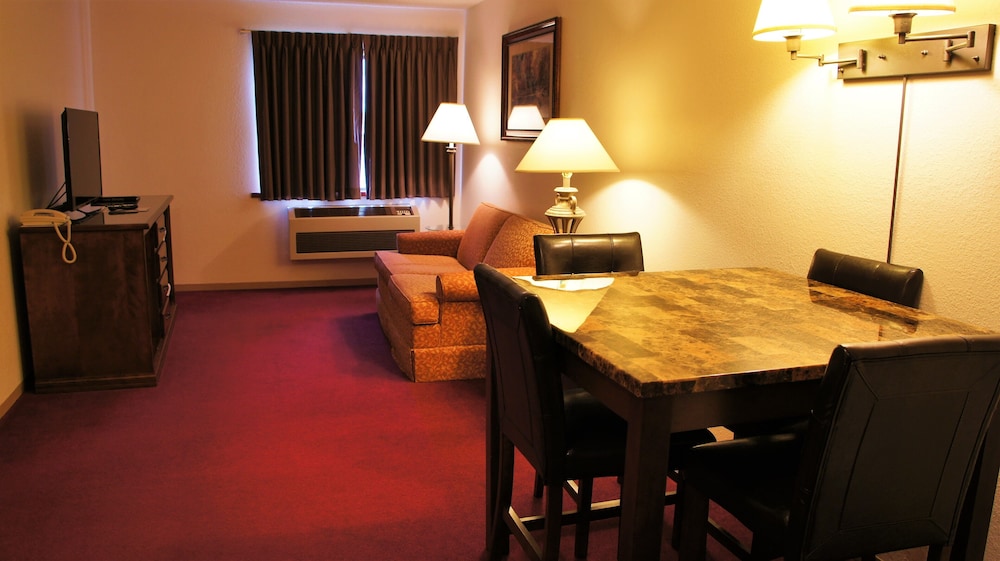 Pictured Rocks Inn & Suites 50/70