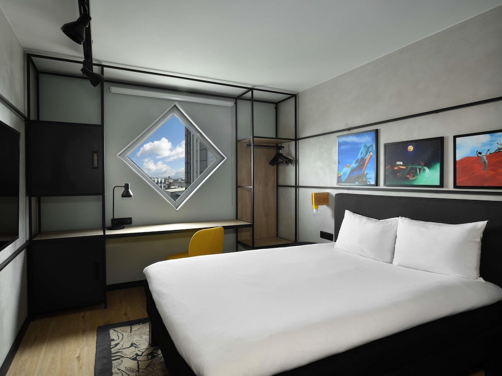 ROOM, DOUBLE BED