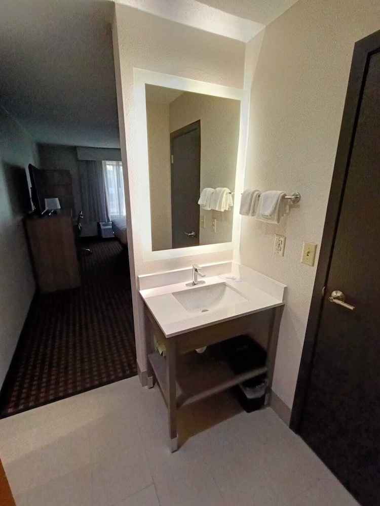 Red Roof Inn & Suites Tomah 24/57