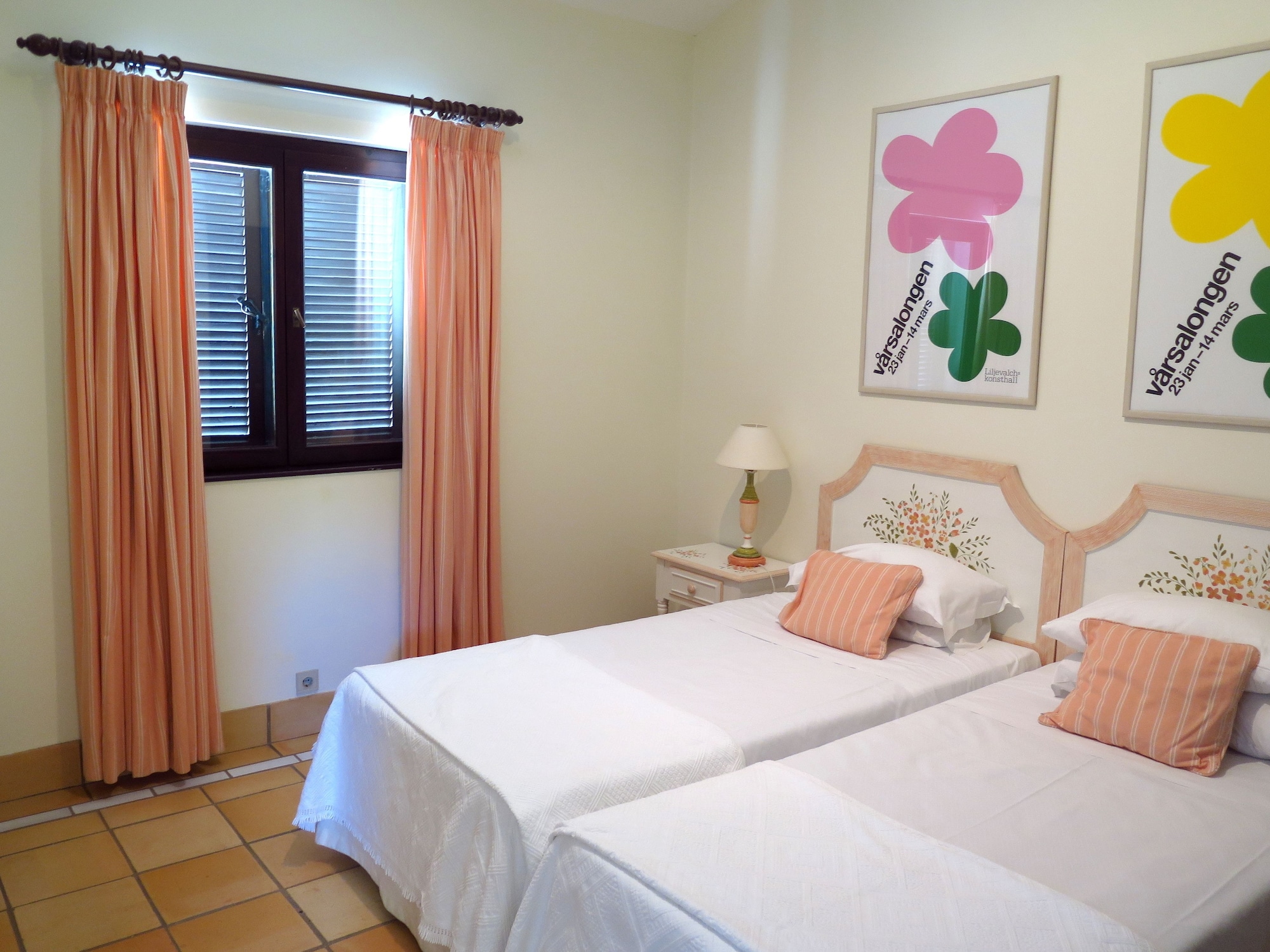 2 BEDROOMS, TOWN HOUSE